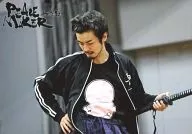 森大(枡屋喜右衛門)/横型・膝上・衣装黒・青・左手腰・左手刀/舞台「PEACE MAKER ～新撰組参上～」