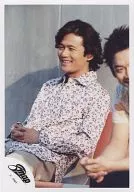 SMAP/稲垣吾郎/膝上・衣装白赤花柄・両手組み・目線左・椅子座り・背景グレー/公式生写真