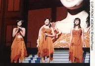 美勇伝/集合(3人)/横型・ライブフォト・衣装オレンジ・マイク持ち・背景モニター/公式生写真
