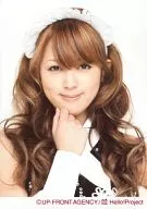 美勇伝/岡田唯/バストアップ・衣装白・黒・右手グー・口閉じ/公式生写真