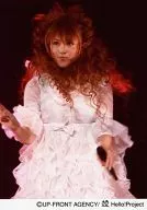 美勇伝/岡田唯/ライブフォト・上半身・衣装白・左手マイク・背景黒/公式生写真
