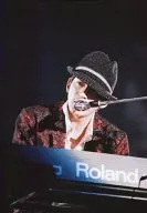 V6/岡田准一/枠無し・ライブフォト・衣装赤・帽子黒・キーボード/公式生写真