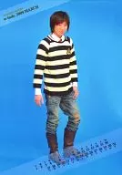 w-inds./千葉涼平/全身・衣装ボーダー白黒・背景水色・2009年3月カレンダー/公式生写真