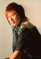 w-inds./千葉涼平/上半身・デニムジャケット・座り・目線左・背景グレー/公式生写真
