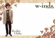 w-inds./千葉涼平/横型・全身・ジャケットベージュ・グレー・枠有り・メッセージカード風・茶色/公式生写真
