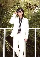 w-inds./千葉涼平/膝上・ジャケット白・ストライプ白黒・右手サングラス・Sweet Fantasy 8/1(SAT) ＆ 8/2(SUN)札幌市民ホール/公式生写真
