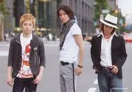 w-inds./集合(3人)/横型・膝上・センター橘・Tシャツ白・体左向き・ストール・緒方帽子被り・野外/公式生写真