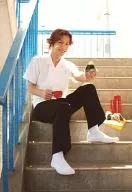 黒羽麻璃央(菊丸英二)/全身・衣装白・黒・階段・おにぎり・キャラクターショット/ミュージカルテニスの王子様2ndシーズン 「全国大会 青学vs氷帝」