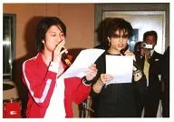 ワン・リーホン・Gackt/横型・上半身・衣装赤黒・手に紙とマイク・後ろに人・②/公式生写真