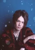 KENN(不二裕太)/バストアップ・衣装赤.黒・背景青・雪・私服ショット/ミュージカル『テニスの王子様』The Final Match 立海 Second feat. The Rivals