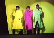 V6/井ノ原・長野・坂本/横型・ライブフォト・全身・井ノ原衣装黄色・長野ピンク・坂本緑・背景黄色・枠無し/公式生写真