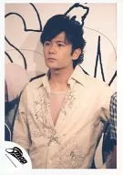 SMAP/稲垣吾郎/上半身・シャツ白・インナーピンク・横に人・背景白黒/公式生写真
