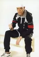 宮野真守(石田鉄)/全身・ユニフォーム黒・座り・右手グー・背景白・キャラクターショット/ミュージカル『テニスの王子様』コンサート Dream Live 2nd