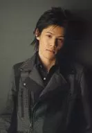 宮野真守(石田鉄)/上半身・衣装グレー・背景黒・首傾げ・私服ショット/ミュージカル 『テニスの王子様』 in winter 2004-2005 side 不動峰 ～special match～