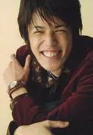 宮野真守(石田鉄)/バストアップ・腕組み・衣装赤・笑顔・背景ベージュ・私服ショット/ミュージカル 『テニスの王子様』 in winter 2004-2005 side 不動峰 ～special match～
