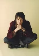 宮野真守(石田鉄)/全身・座り・衣装赤・ジーンズ・あぐら・両手合わせ・私服ショット/ミュージカル 『テニスの王子様』 in winter 2004-2005 side 不動峰 ～special match～