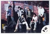 V6/集合(6人)/横型・全身・岡田座り.左手顎・坂本左手パイプ・壁赤レンガ/公式生写真