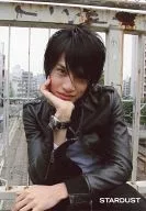 高木万平/バストアップ・衣装黒・右手頬・後ろに手すり・しゃがみ/公式生写真
