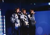 V6/岡田・三宅・森田/ライブフォト・横型・膝上・衣装白・青・マイク・体右向き・枠無し/公式生写真