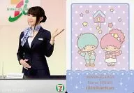 水樹奈々/膝上・衣装黒・左手上げ・背景ピンク/セブンイレブン限定｢リトルツインスターズ コラボNANACA｣第2弾