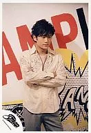 SMAP/稲垣吾郎/膝上・衣装白灰色ピンク・腕組み・背景赤白/公式生写真