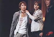 ジャニーズ/今井翼・堂本光一/横型・膝上・目線右・衣装白、グレー/「Shocking SHOCK」/2Lサイズ公式生写真