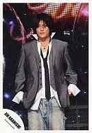 赤西仁/ライブフォト・膝上・グレージャケット・シャツ白・ネクタイ黒・黒・両手腰・ロゴ「JIN AKANISHI」/公式生写真