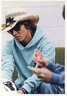 SMAP/木村拓哉/膝上・緑のソファに座り・衣装パーカー水色・帽子・サングラス/公式生写真