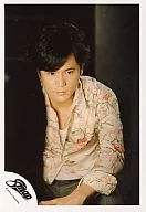 SMAP/稲垣吾郎/膝上・シャツ花柄・インナー白・目線右下・背景黒/公式生写真