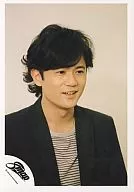SMAP/稲垣吾郎/バストアップ・ジャケット黒・インナーボーダー・目線右・背景白/公式生写真
