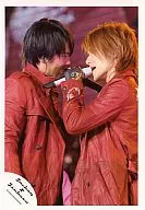 タッキー＆翼/今井翼・滝沢秀明/上半身・衣装赤・向かい合う・左手マイク・ライブフォト/公式生写真