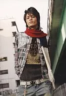宮野真守(石田鉄)/膝上・チェック柄シャツ・赤色マフラー・ジーンズ・両手後ろ・私服ショット/ミュージカル『テニスの王子様』The Imperial Match 氷帝学園 in winter 2005-2006