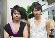 ジャニーズ/堂本剛・今井翼/横型・衣装黒・今井タンクトップ白・腕組・Johnny’s Film Festa 2004/公式生写真
