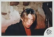 光GENJI/諸星和己/バストアップ・横型・ジャケット黒・背景壁・口すぼめ/公式生写真
