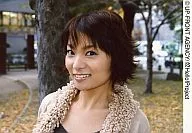 モーニング娘。/保田圭/横型・バストアップ・衣装ベージュ・背景木/公式生写真