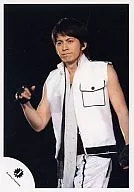 V6/岡田准一/上半身・衣装白・右手上げ・黒手袋・背景黒/公式生写真