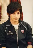 V6/岡田准一/上半身・衣装黒ジャージ・後ろに人・背景白/10th Anniversary