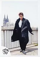 光GENJI/諸星和己/全身・ジャケット黒・両手後ろ・インナー白・背景野外・湖/公式生写真