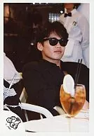 光GENJI/諸星和己/上半身・シャツ黒・サングラス・椅子に座り・テーブル/公式生写真