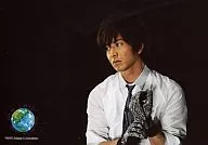 SMAP/木村拓哉/横型・白シャツ・黒ネクタイ・グローブ・枠無し・背景黒・ロゴ「we are smap every day love tomorrow」/公式生写真