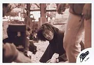 SMAP/木村拓哉/横型/バストアップ/しゃがみ/見上げ/セピア/公式生写真