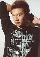 KENN(不二裕太)/上半身/衣装黒/両手頭の後ろ/背景白/ミュージカルテニスの王子様