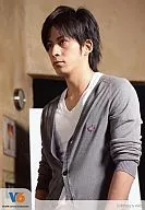 V6/岡田准一/上半身・グレーカーディガン・左向き/johnny’s web