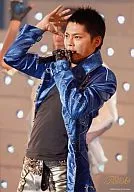 タッキー＆翼/今井翼/衣装青・左手マイク・右手上・後ろにバックダンサー・ロゴ(TACKEY ＆ TSUBASA)/公式生写真