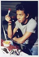SMAP/木村拓哉/グレーシャツ・椅子に座り・右手フォーク・フォークを見つめ/公式生写真