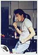 SMAP/木村拓哉/膝上・グレーシャツ・左手シャツ裾・右手お菓子・机に紙コップ/公式生写真