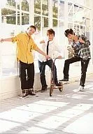 丸山隼(堀尾)・平井浩基(カチロー)・高橋里央(カツオ)/全身・センター平井・白シャツ・黒ネクタイ・キックスケーター・背景窓ガラス/ミュージカル『テニスの王子様』コンサート Dream Live 6th