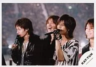 KAT-TUN/中丸・田口・赤西・亀梨・(4人)/ライブフォト・横型・上半身・背景観客・目線左/公式生写真