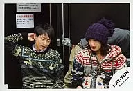 KAT-TUN/中丸雄一・赤西仁/横型・バストアップ・中丸緑シャツ・赤西紫ニット帽・赤・青混色のセーター・背景黒/公式生写真