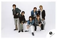 KAT-TUN/集合(6人)/横型・全身・背景白・デニムジャケット・中丸左手親指立て・3人座り/公式生写真